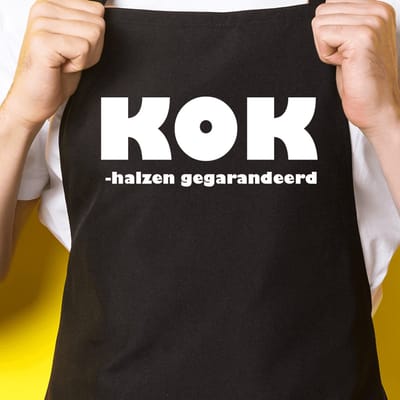 Zwart keukenschort / BBQ-schort met tekst | KOK-halzen gegarandeerd | Katoen - One size - Verstelbaar - Wasbaar - Cadeau voor hem - Vaderdag - Gratis verzending - Cadeau voor Kerst & sinterklaas | Incl. 2 jaar garantie