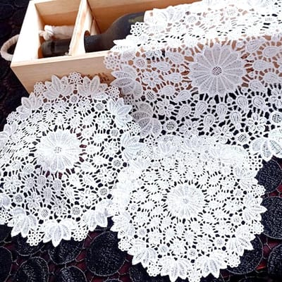 Allecta - Set van 4 gehaakte kanten tafelkleden - ronde bloemenvorm - onderzetters - mat - placemat - tafelset - eetkamer - keuken - banket - bruiloft decoratie - 40 cm - hortensia