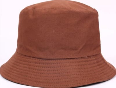 Buckethat voor volwassenen! Bescherm je tegen de zon in stijl met dit bruine vissershoedje met uniek emmerhoed design. Perfect voor festivalgangers!