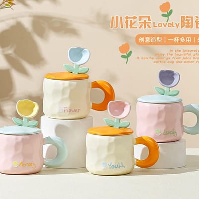 Creatieve Kleine Bloem Keramische Kop met Deksel en Lepel Pastorale Ins Stijl Mok Gepersonaliseerde Meisjes Hoge Waarde Waterkop 450ML beige