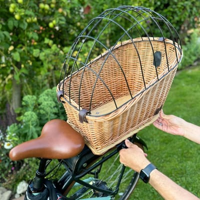 Dailygoods- Fietskorf voor honden - Rieten hondenfietsmand - Bagagedrager mand - Roosterbescherming - Comfortabel kussen - 47x29x34cm