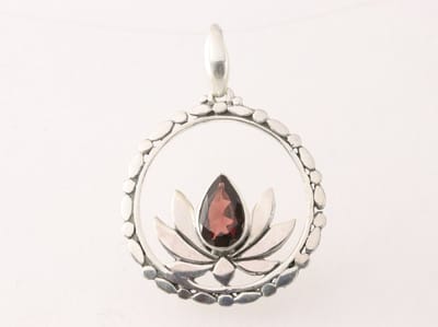Ronde zilveren lotus bloem hanger met granaat