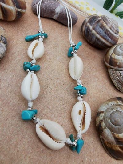 Enkelbandje - Zomer - Ibiza style - met turquoise edelsteen, geribde fuik Horn en Cowrie schelp, wit kleur touw.