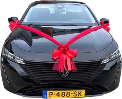 AUTODECO.NL - CLARA ROOD Luxe trouwauto decoratie versiering Clara rood - Trouwauto Decoratie rode lint met rode Rozen - Autodecoratie - rode Rozen - Motorkap Versiering - Autobloemstuk Bruiloft - Bloemen op de Auto - Bloemen op de Motorkap - Trouwen