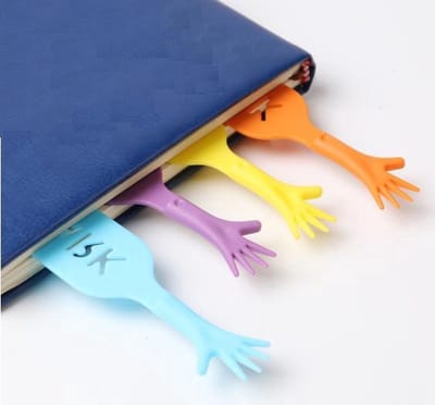 CHPN - Boekenlegger - Help Me - Hand - 4 stuks - Multicolor - Lezen - Cadeau - Boek accessoire - Boeken legger - Boekenveer - Pagina onthouden