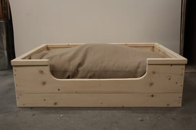 Houten hondenmand Dommel van nieuw steigerhout inclusief beige kussen 110x80x30 cm