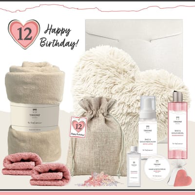 Geschenkset “12 Happy Birthday!” - 10 producten - 1580 gram | Triomf Original - Cadeau voor haar 12 jaar Wellness Cadeaupakket Meisje Kussen Hartje Fleecedeken Gefeliciteerd Verjaardag Feestje Cadeau Pakket Luxe Cadeaubox Party Girl Gift Roze Beige