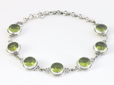 Bewerkte zilveren armband met peridoot