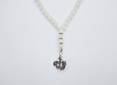 Handgemaakte Natuurstenen Autohanger "Maan licht "- Met metalen hanger "Aallah" - 8 mm diameter van de korrel- Mooie accessoire en decoratie voor de auto