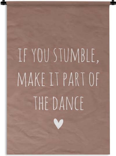Wandkleed - Wanddoek - Engelse quote "If you stumble, make it part of the dance" met een hartje op een bruine achtergrond - 120x180 cm - Wandtapijt