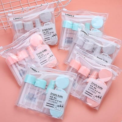 Reismake-up in een set van acht sprayflacons voor lotion en crème. De doos is draagbaar en kan samen met een opbergtasje mee aan boord genomen worden. Eight-piece set&PVC white