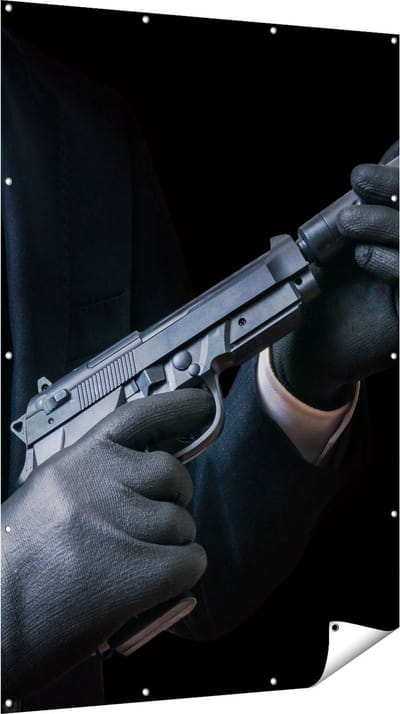 Gards Tuinposter Maffia Man met een Pistool in Handen - 120x180 cm - Tuindoek - Tuindecoratie - Wanddecoratie buiten - Tuinschilderij