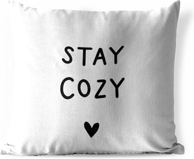 Sierkussen Buiten - Engelse quote "Stay cozy" met een hartje tegen een witte achtergrond - 60x60 cm - Weerbestendig