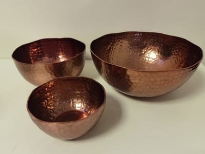 Schaal - 3 set - Ø 21cm - Ø15cm - Ø11.5cm - Gehamerd - Rood koper - Aluminium - Hoog: 6.5cm -7.5cm - 5.5cm.