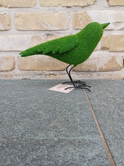 Metalen Vogel Decoratie Groen – 28 x 10,8 x 19,7 cm – (Tuin)decoratie met Graslook L28xB10.8xH19.7cm