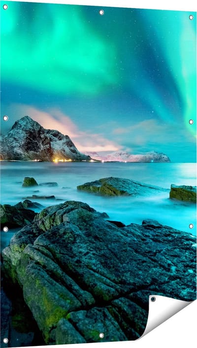 Gards Tuinposter Noorderlicht boven het Water bij Rotsen - 80x120 cm - Tuindoek - Tuindecoratie - Wanddecoratie buiten - Tuinschilderij