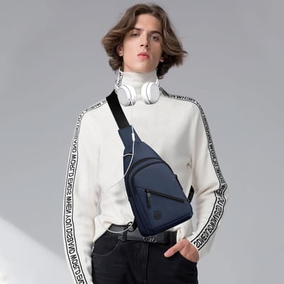 Kleine Sling Bag voor Mannen en Vrouwen - Waterdichte Schoudertas voor Reizen, Sport en Outdoor met Oordopjesopening