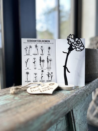 Creaties van Hier - Geboortebloem met houten hartje - Anjer - Januari - Zwart MDF - Hout