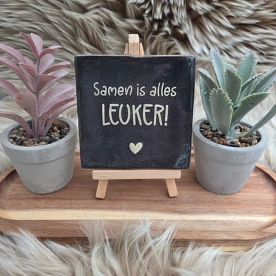 Robuust wenstegeltje “Samen is alles leuker!” – Liefde & Vriendschap Cadeau – Keramiek – Decoratie – Relatie Cadeautje – Vriendschap - Trendy nu – Decoratief Tegeltje met Standaard – Cadeau Idee