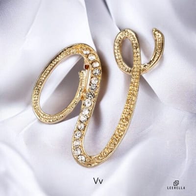 Luxe Strass | V | Letter Broche Goudkleurig met Zirconia Steentjes – Unisex Cursieve Initialen Pin Diverse Maten Voor Heren & Dames