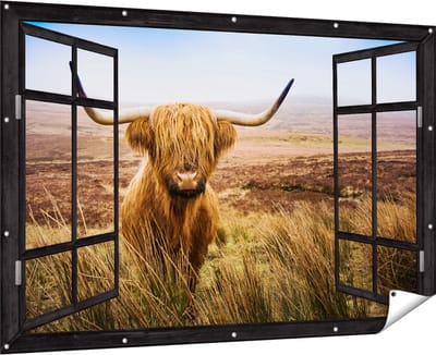 Gards Tuinposter Doorkijk Schotse Hooglander Koe in het Veld - 180x120 cm - Tuindoek - Tuindecoratie - Wanddecoratie buiten - Tuinschilderij