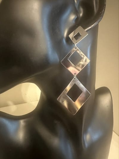 Driehoekige oorbellen met holle ruitvormen | Make up | Parfum | Moederdag | Verjaardagscadeau| Cadeautje| Valentijnsdag| Kado | sieraden | vaderdag | oorbellen | oorsieraden