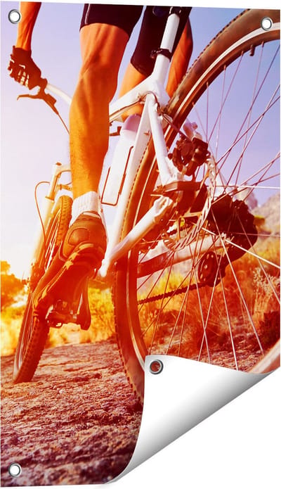 Gards Tuinposter Mountainbike Fietser op Stenen bij Zonsopgang - 40x60 cm - Tuindoek - Tuindecoratie - Wanddecoratie buiten - Tuinschilderij