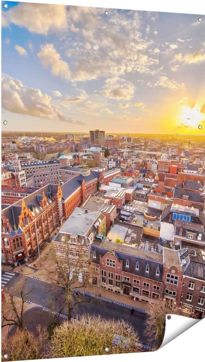 Gards Tuinposter Groningen Stad bij Zonsondergang - 100x150 cm - Tuindoek - Tuindecoratie - Wanddecoratie buiten - Tuinschilderij