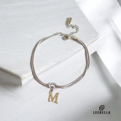 Leerella | M | Stijlvolle Letter Armband van Hoogwaardig RVS in Zilverkleur met Initialen – Perfect voor Dames en Heren | Luxe Accessoire met Persoonlijke Touch Moederdag, Valentijnsdag en Verjaardag Cadeau 16+5cm
