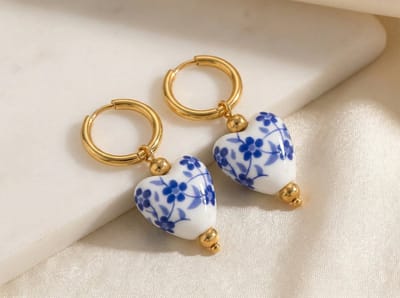 Lundholm Marie Oorringen Dames Goud kleurig Hartjes hangers Oorbellen – Premium Stainless Steel Jewellery 2.5 Micron PVD Gold Plated – Oorringen met Delfts Blauw Hartje Nederland Holland Sieraden Koningsdag - my Scandinavisch Design