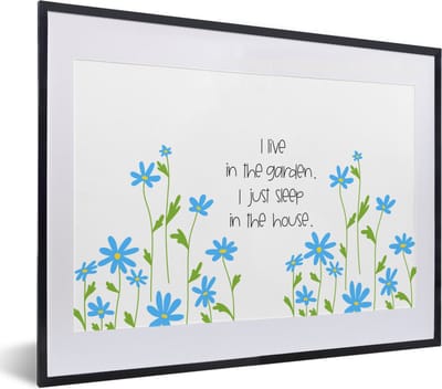 Fotolijst incl. Poster - I live in the garden I just sleep in the house - Spreuken - Quotes - 40x30 cm - Posterlijst