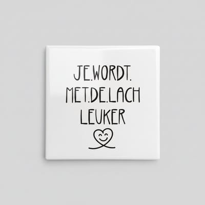 Je Wordt Met de Lach Leuker Tekst Decoratieve Tegel – Positieve Minimalistische Wanddecoratie – 15 x 15 cm