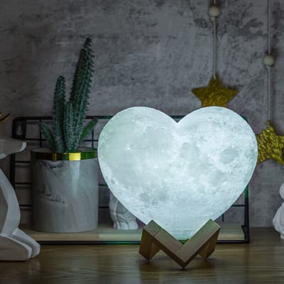 Hartvormige Maanlamp 3D Draadloos - Tafellamp met Led Verlichting - Moon Planeet Lamp - 15cm - 16 Dimbare LED Kleuren & Afstandsbediening - Extra Realistisch