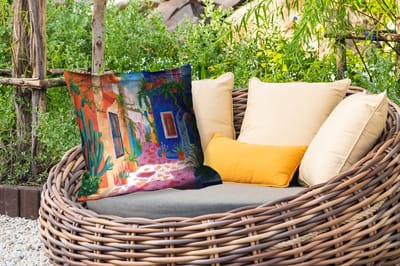 Sierkussen Buiten - Geel - Blauw - Oranje - Huis - 60x60 cm - Weerbestendig