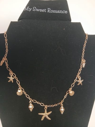My Sweet Romance® - Goudkleurige Dames Ketting met Zeester en Schelpen Bedels - Verstelbaar van 44 cm tot 49 cm - Nikkelvrij en Allergeenvrij