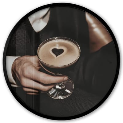 Poster in lijst Rond - Fotolijst 40x40 cm - Posters - Hartje - Cocktail - Espresso Martini - Hand - Ronde posterlijst zwart - Decoratie - Wanddecoratie woonkamer - Muurdecoratie slaapkamer
