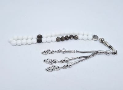 Handgemaakte naam tasbih 33 Kralen Natuursteen “Witte agaat” - met metaal tassel- Met je naam of de naam van uw geliefde- 8 mm diameter van de korrel
