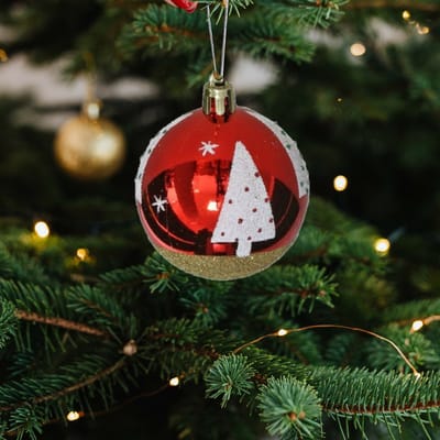 Gerim gedecoreerde kerstballen- 18x - 6 cm - kunststof -rood met kerstboom