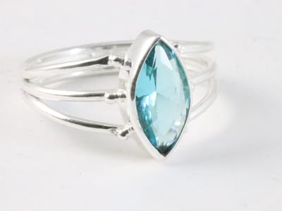 Opengewerkte zilveren ring met blauwe topaas - maat 16