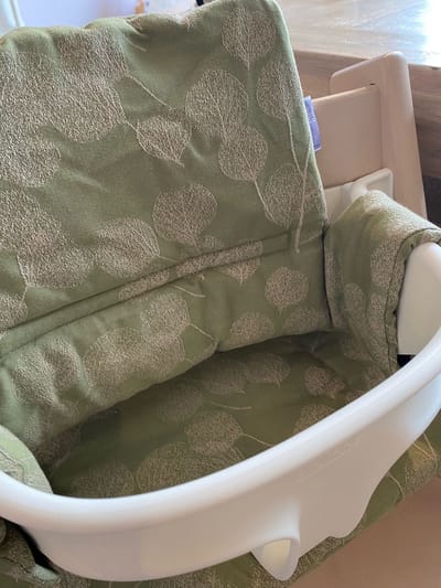 Tripp Trapp zitkussen - verkleinkussen - kussen - baby insert - Pure Baby Love - jasmijn groen met blaadjes