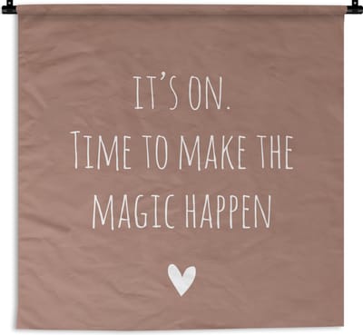 Wandkleed - Wanddoek - Engelse quote "It's on. Time to make the magic happen" op een bruine achtergrond - 180x180 cm - Wandtapijt