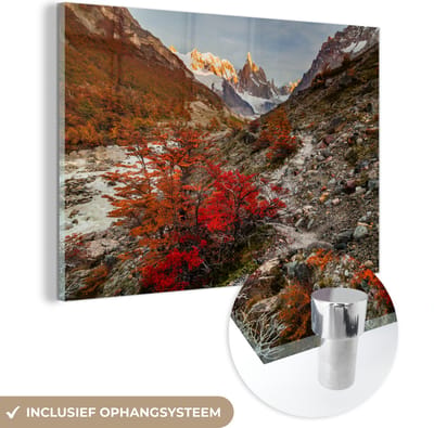 ® Glasschilderij 180x120 cm - Schilderij acrylglas - Uitzicht op de bergpiek van de Cerro Chaltén achter een herfstig berglandschap in Patagonië - Foto op glas - Muurdecoratie woonkamer - Wanddecoratie slaapkamer - Schilderijen