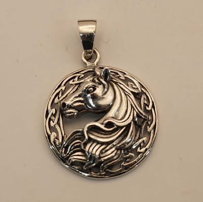 Sterling zilveren hanger paard met lange manen in knoop rand - 925 zilver hangertje van een paard hoofd- zilveren hanger sierlijke paard - pendant horse silver - leuke paarden hangers - hanger van 925 zilver paarden liefhebbers - cadeau tip
