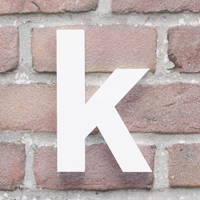 Huisnummer Arial k wit - Maat: Klein (10 cm) - blinde bevestiging - Huisnummerbord