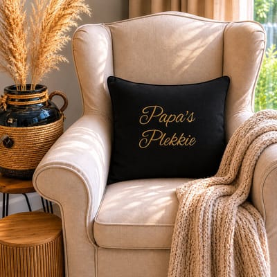 Kussen Kussenhoes met tekst bedrukt cadeau tekstbord plekje papa| papa’s plekkie zwart met opdruk goud| 50x50 cm | Vaderdag verjaardag man voor de liefste aanstaande vader geboorte baby zwangerschap aankondiging bekendmaking