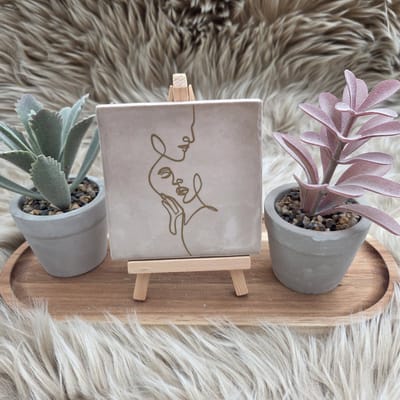 Robuust Wenstegeltje lijntekening koppel – Hip trendy tegeltje – 10x10 cm – Cadeau voor Partner, valentijn of zomaar – Stijlvol en Persoonlijk Woonaccessoire - Zomaar - Deco – Trendy nu – Decoratief Tegeltje met Standaard – Cadeau Idee