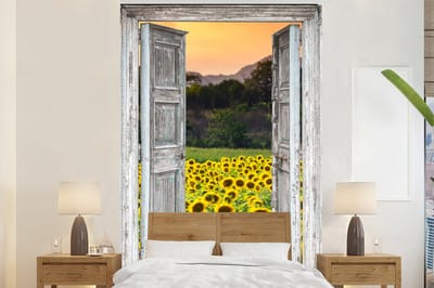 Behang - Fotobehang Zonnebloem - Avond - Bloemen - Doorkijk - Breedte 155 cm x hoogte 240 cm
