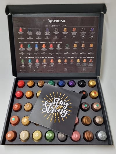 Koffie Proeverij Pakket groot 40 stuks verschillende smaken met Mystery Card 'Stay Strong' met persoonlijke (video) boodschap | Verjaardag | Sinterklaas | Kerstpakket | Vaderdag | Moederdag | Jubileum | Valentijnsdag
