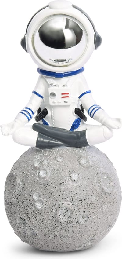 BRUBAKER Decoratieve figuur astronaut in kleermakersstoel op de maan - 18 cm ruimtefiguur met verchroomde helm - handbeschilderd modern Sukhasana beeldje - astronaut yoga - wit en zilverBRUBAKER Decoratieve figuur astronaut in kleermakersstoel op de