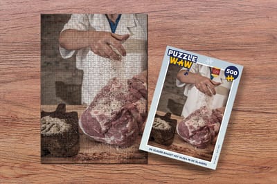 Puzzel De slager kruidt het vlees in de slagerij - Legpuzzel - Puzzel 500 stukjes